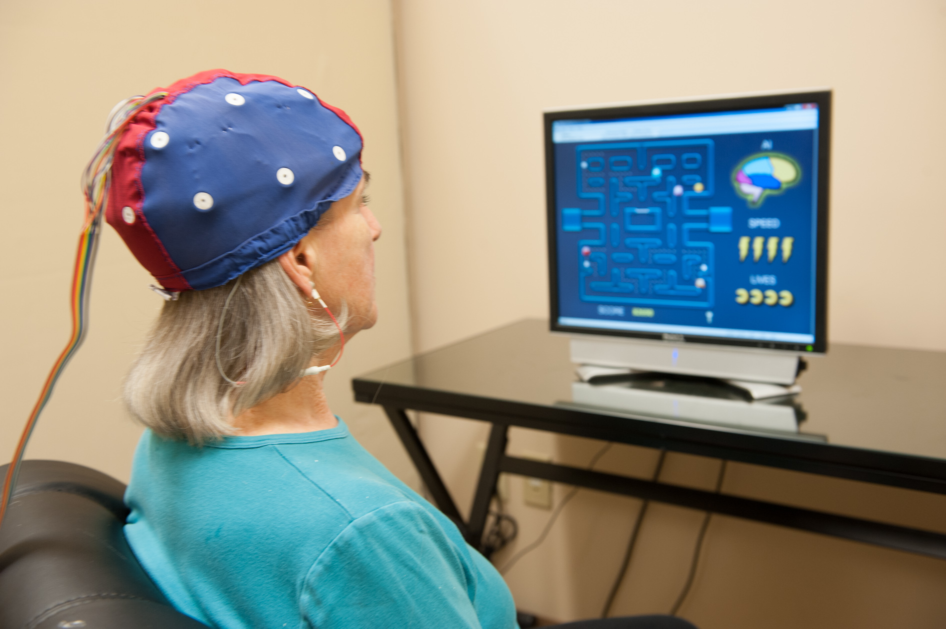 woman-using-neurofeedback-to-change-her-brain-at-maxwell-clinic-in-nashville