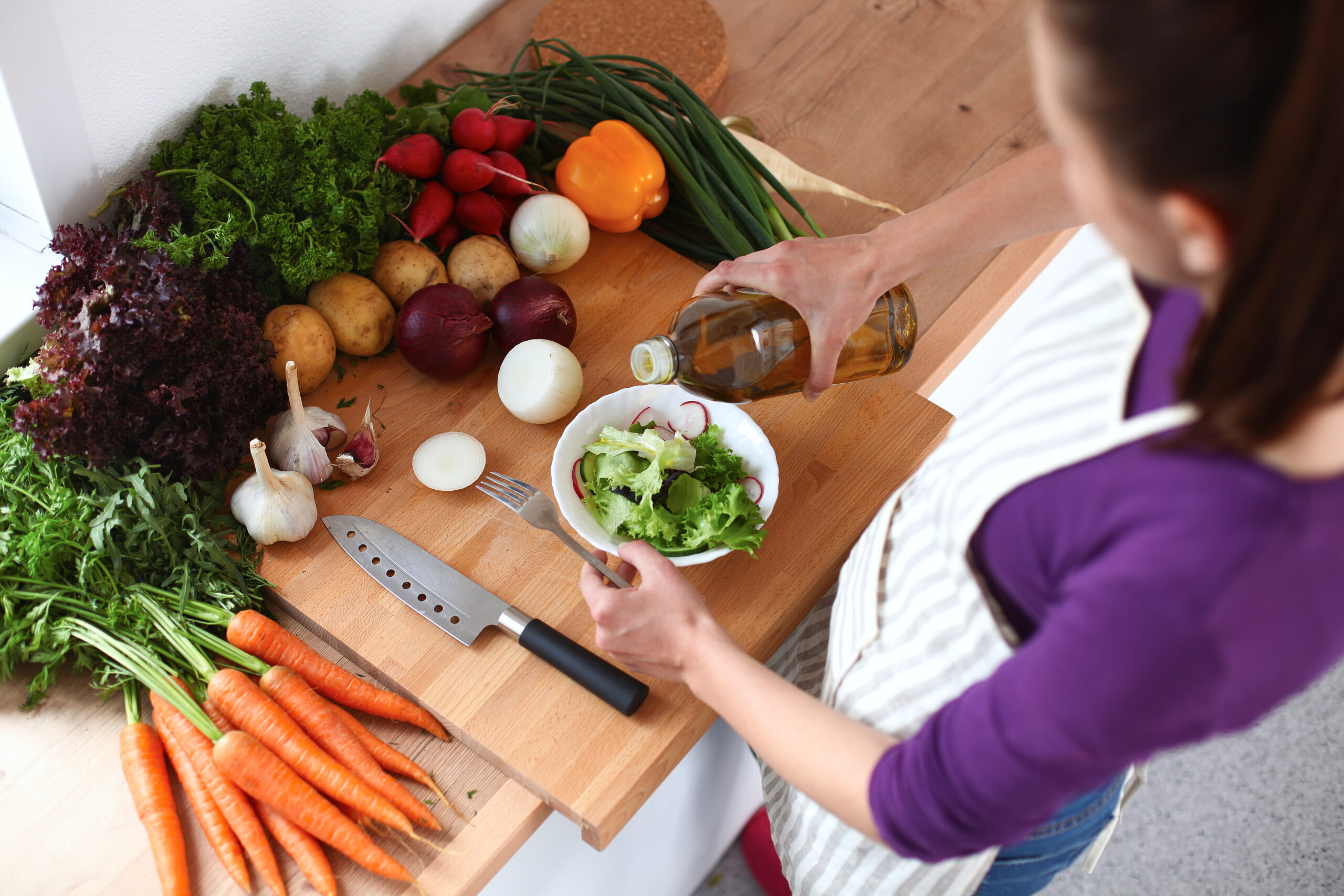Elimination-Diet-woman-cutting-vegetables